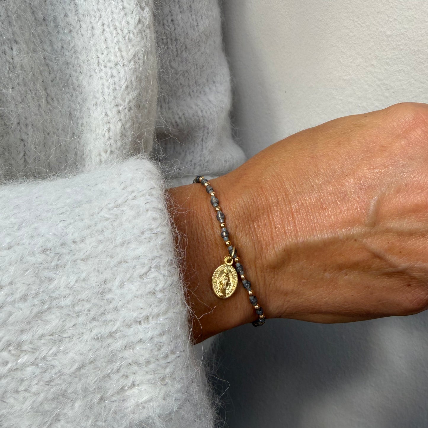 Armband mit grauen Steinen