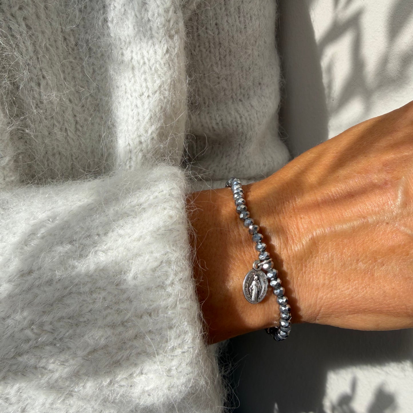 Armband mit grauen Glasperlen