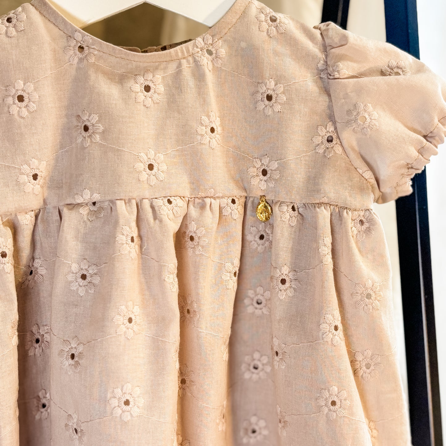 Sommerkleid auf Baumwolle mit Lochstickblümchen Latte