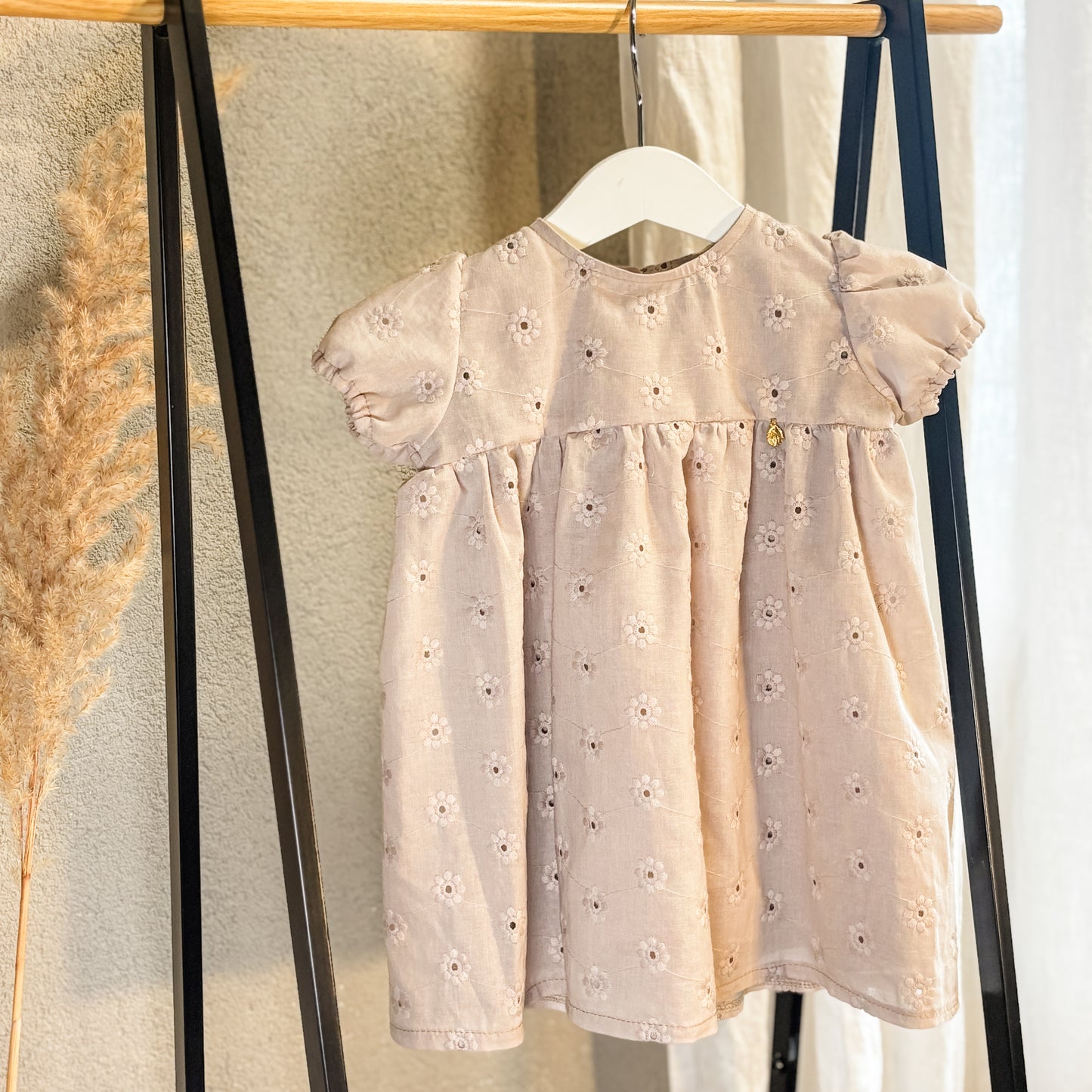 Sommerkleid auf Baumwolle mit Lochstickblümchen Latte