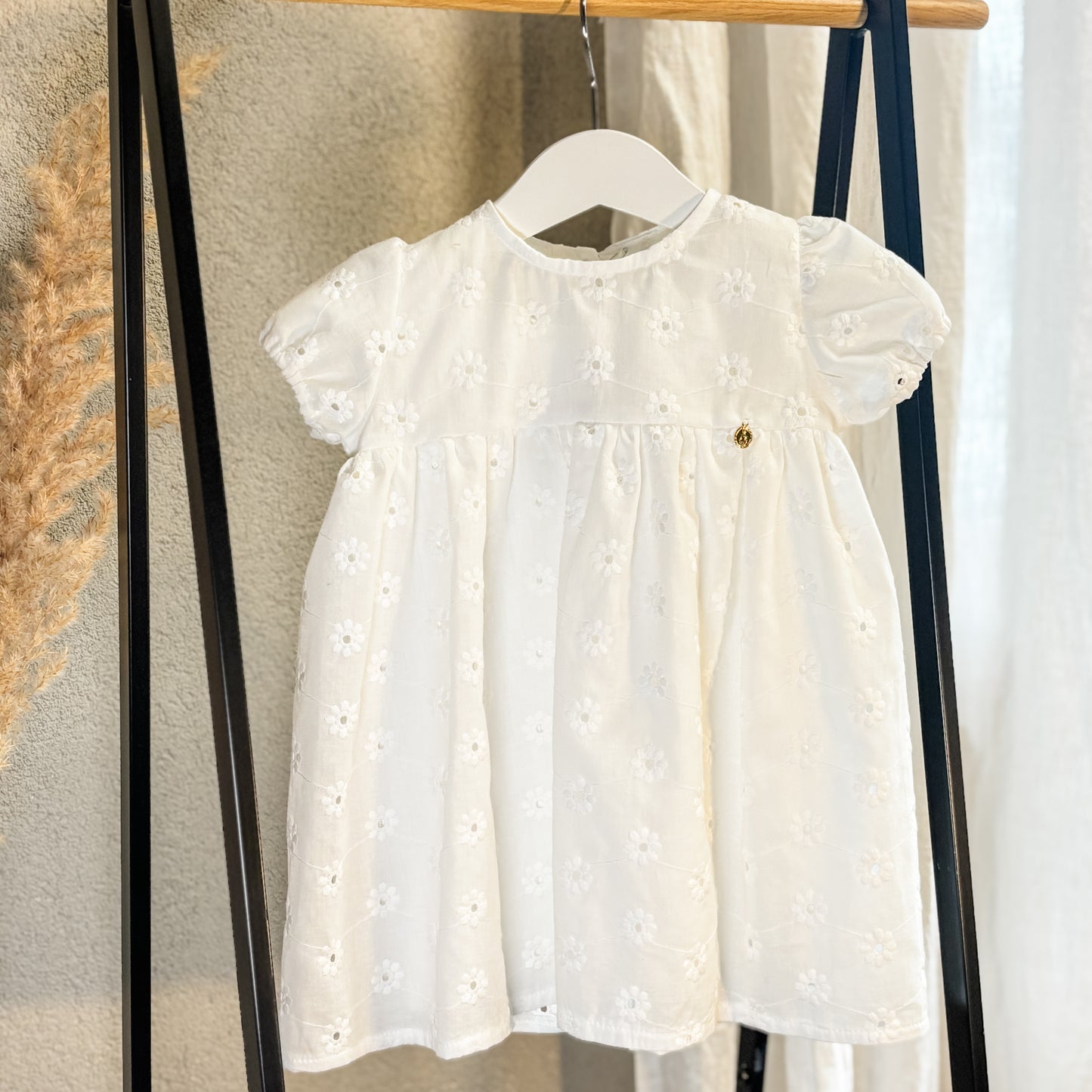 Sommerkleid auf Baumwolle mit Lochstickblümchen Schneeweiß