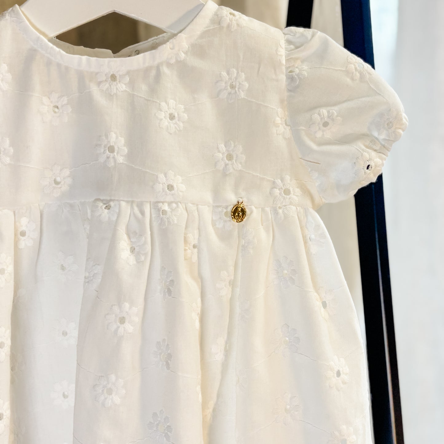 Sommerkleid auf Baumwolle mit Lochstickblümchen Schneeweiß