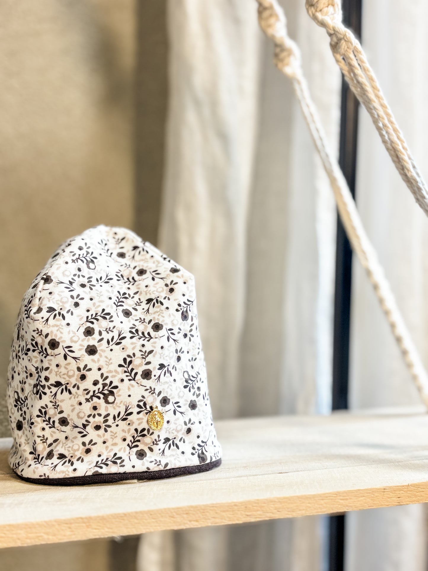 Wendehaube Blümchen naturfarbig