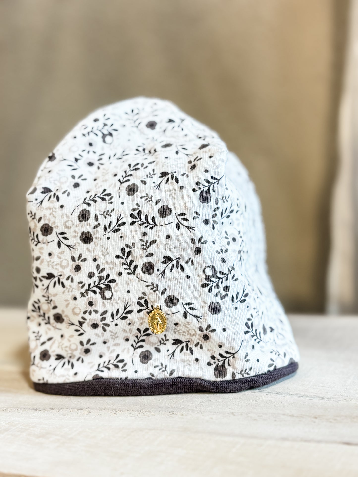 Wendehaube Blümchen naturfarbig