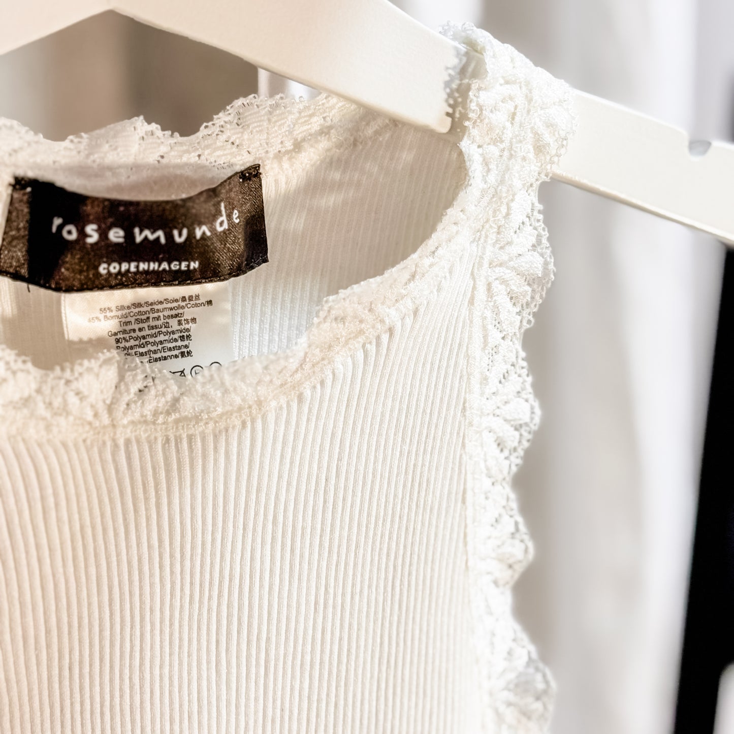 Rosemunde Top mit Seide und weißen Spitzen