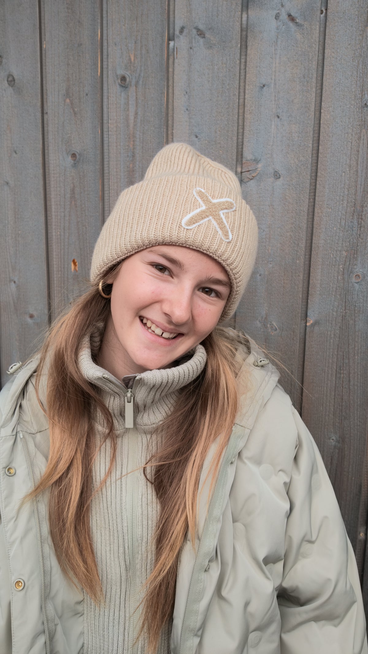 beige Haube mit X