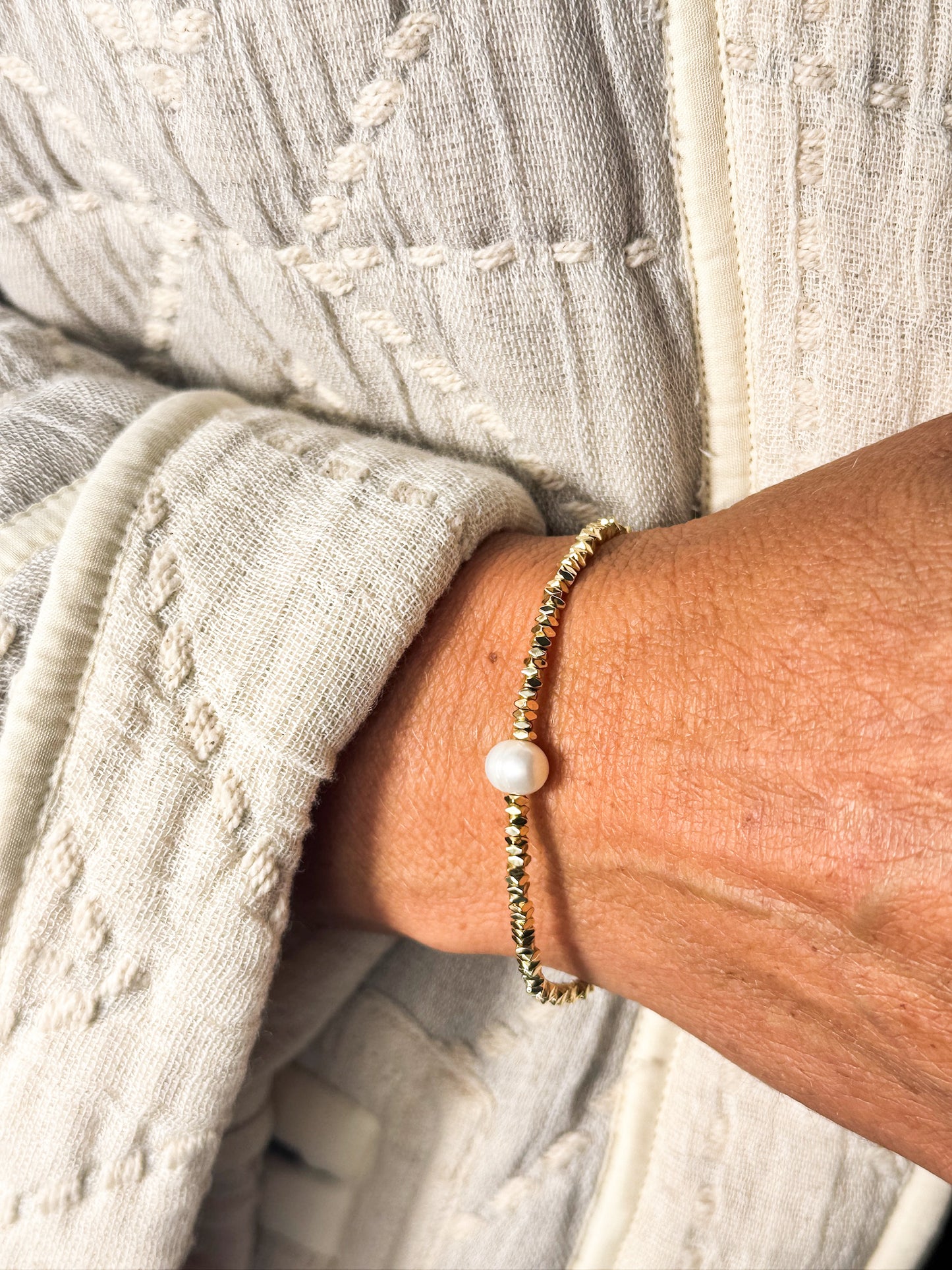 Goldfarbenes Armband mit Perle