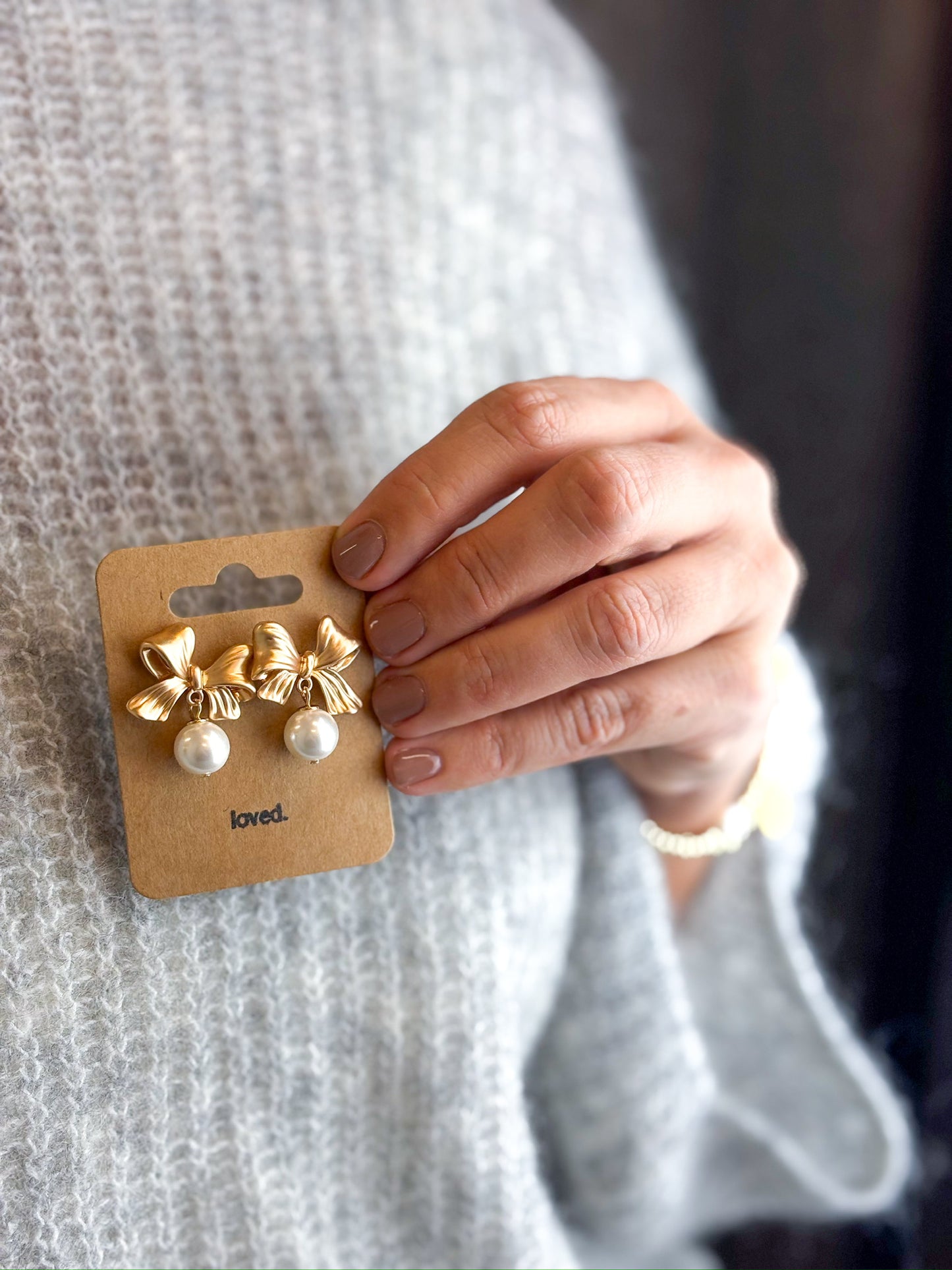 Ohrringe Schleifchen in Goldfarben mit weißer Perle