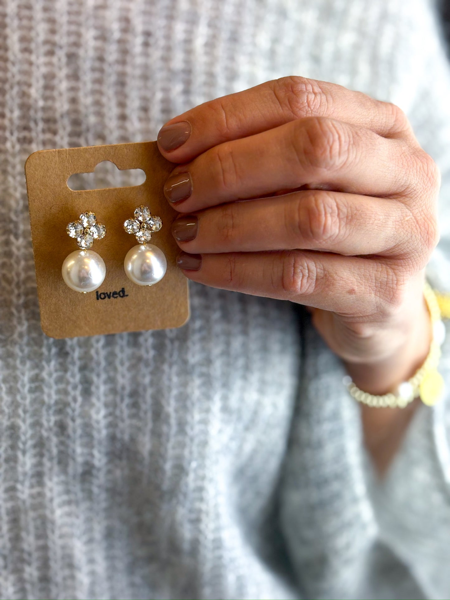 Ohrringe In Goldfarben mit Perle und Glitzersteinchen