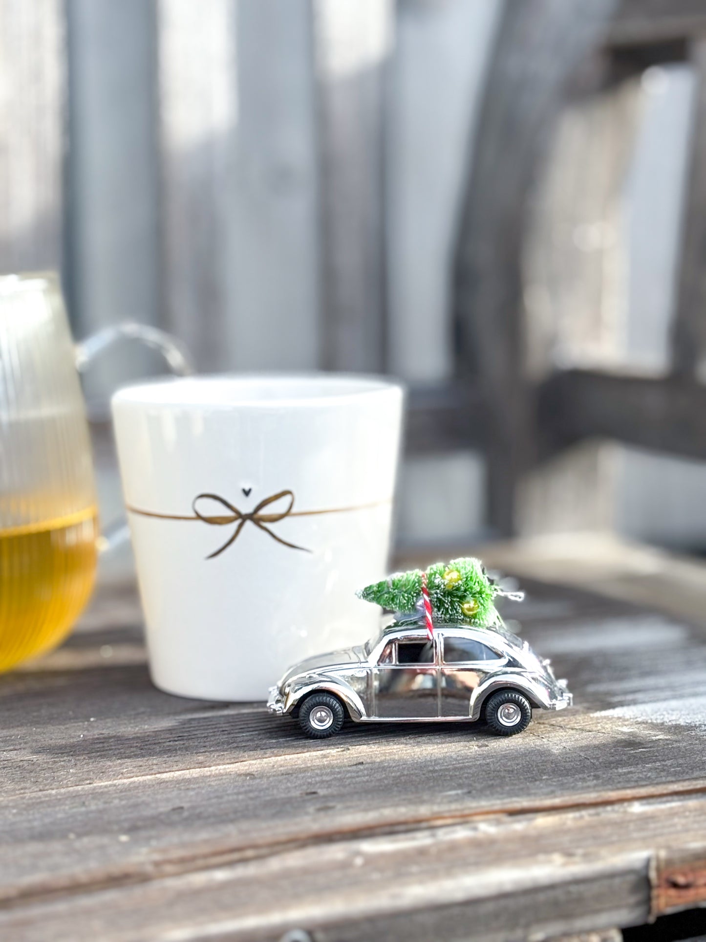 Kleines Nostalgieauto mit Baum klein