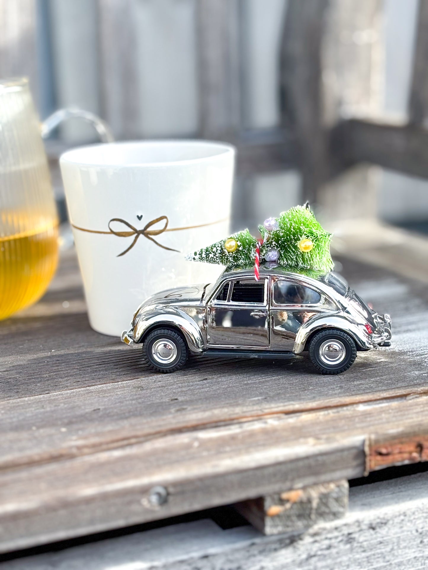Großes Nostalgieauto mit Baum