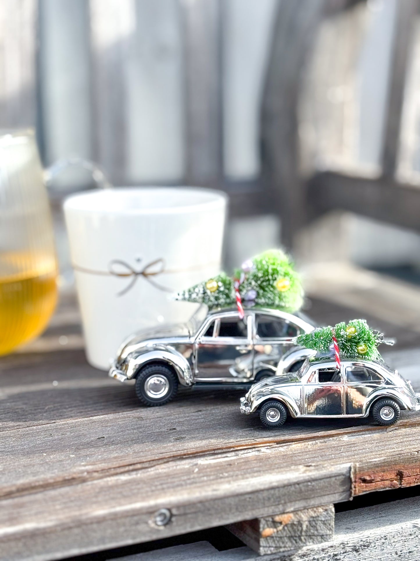 Großes Nostalgieauto mit Baum