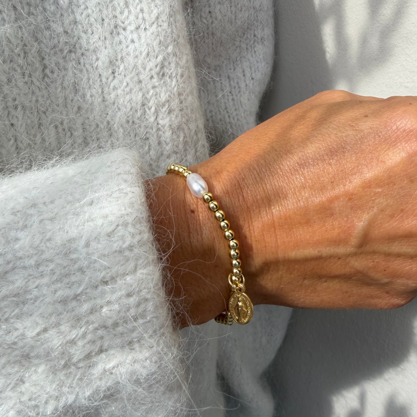 goldenes Armband mit Perle