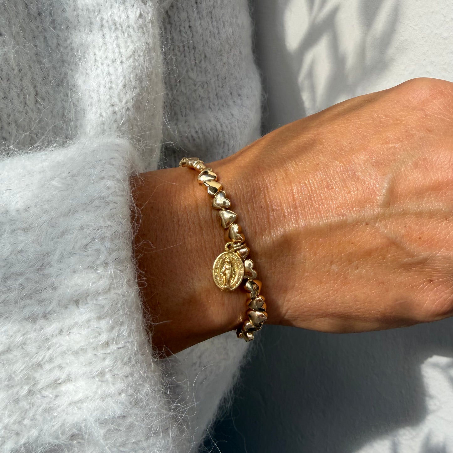 goldenes Armband mit Herzchen