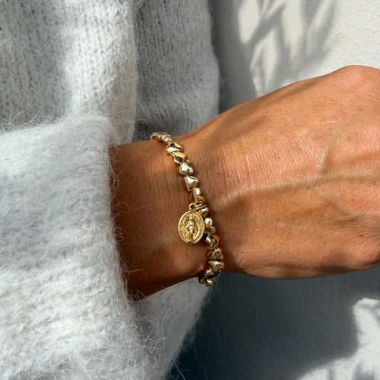 goldenes Armband mit Herzchen