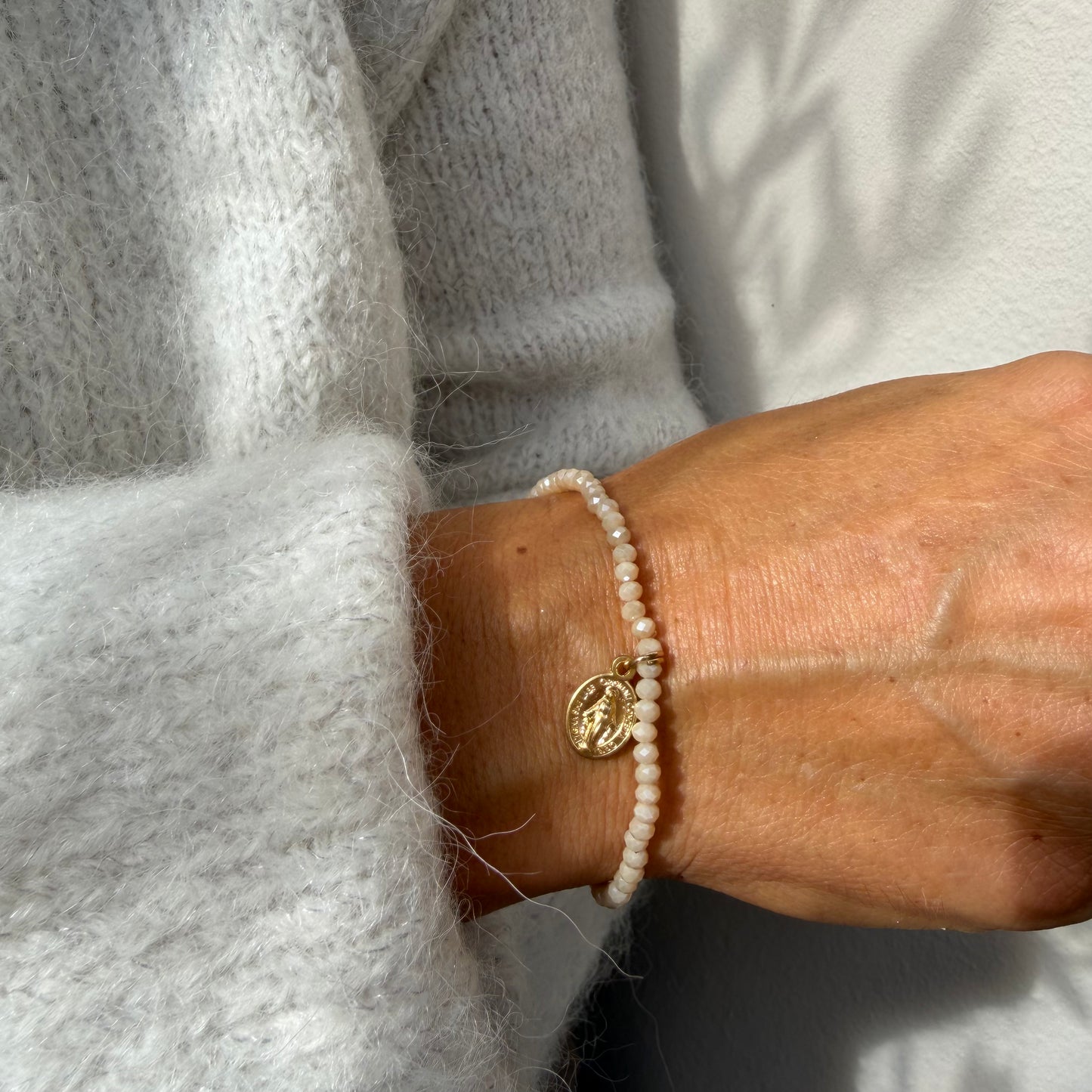 Armband mit beigen Glasperlen