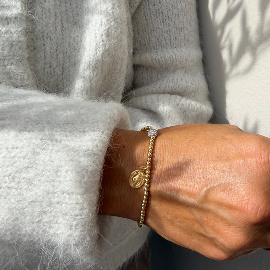 goldenes Armband mit glitzernder Perle